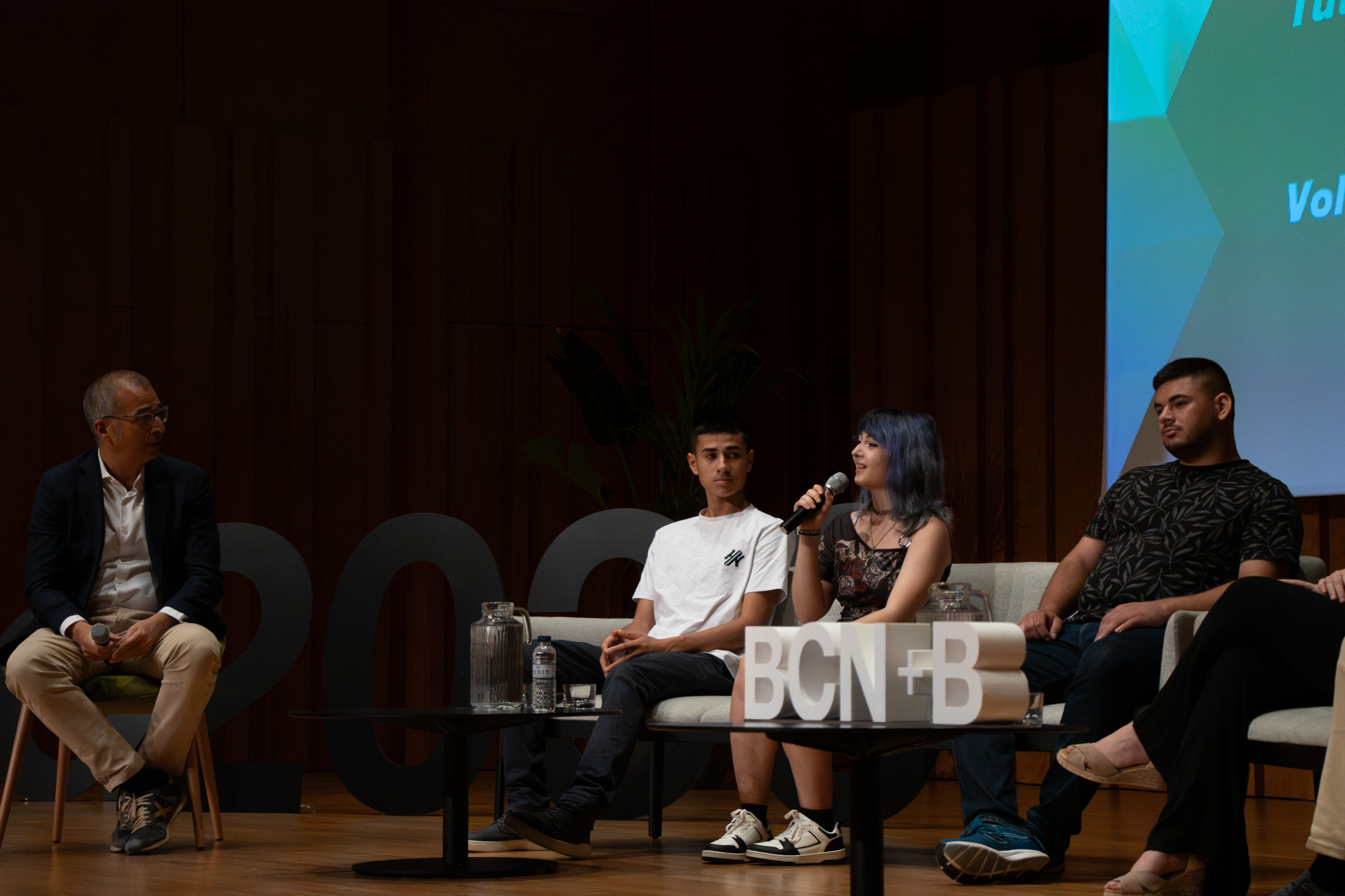 Board 2030 Nacho Sequeria, Director de Fundación Exit, Brayan, Noa y Andrés estudiantes participantes del Programa de Orientación dando su testimonio